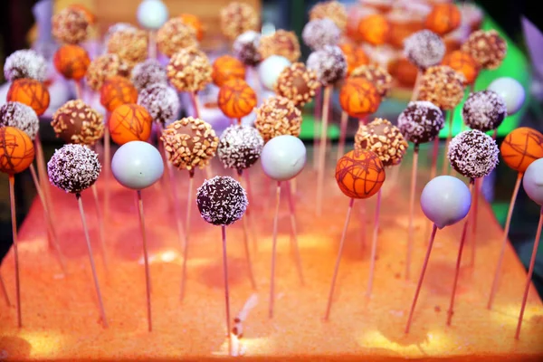 Dekorativa olika cake pops på pinnar till salu — Stockfoto