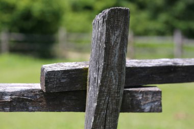 Eski ahşap kırsal corral fense çayırda