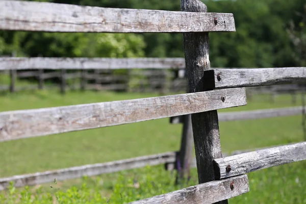Primer plano de la valla de madera en una granja de corral escena rural —  Fotos de Stock
