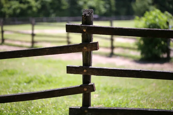 Primer plano de la antigua valla de corral en la granja de animales —  Fotos de Stock