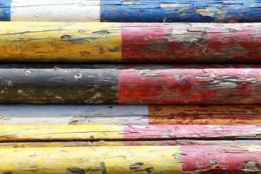 Eski retro ahşap engelleri olarak atlar atlama için yerdeki bir 