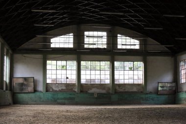 Atlar ve atlılar olmadan terk edilmiş binme hall
