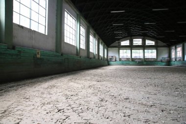 Boş binicilik arena terbiye atlar için uygundur
