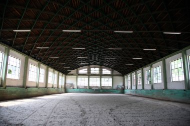 Atlar ve atlılar olmadan terk edilmiş binme hall