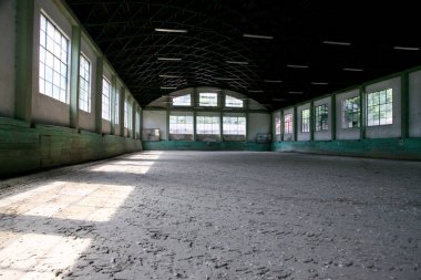 Boş binicilik arena terbiye atlar için uygundur