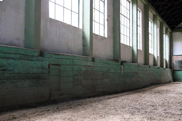 Antigua sala de equitación con cubierta de arena sin gente — Foto de Stock