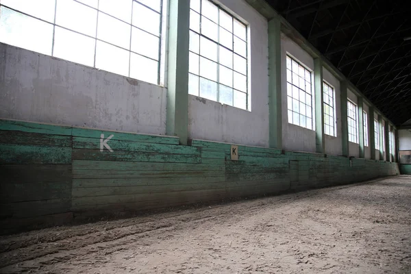 Sandüberzug verlassener Trainingsplatz für Reiter und Reiter — Stockfoto