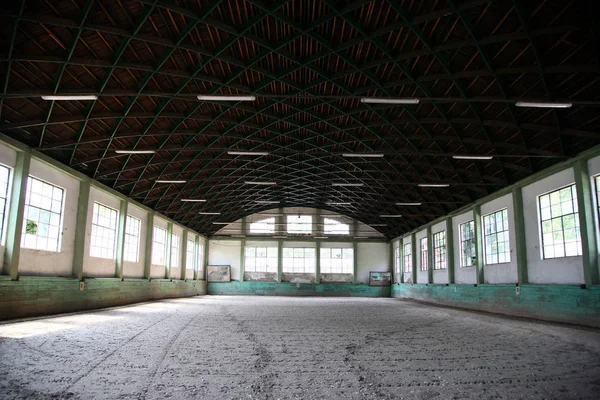 Sala de equitación abandonada sin caballos ni jinetes — Foto de Stock