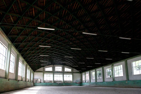 Arena cubriendo arena de entrenamiento abandonada para jinetes y jinetes — Foto de Stock
