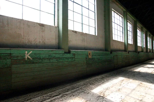 Arena cubriendo arena de entrenamiento abandonada para jinetes y jinetes — Foto de Stock