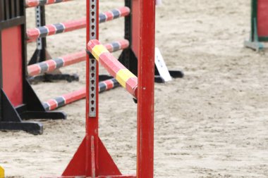 Kırmızı ve siyah renkli ahşap engelleri atlamak için yere 