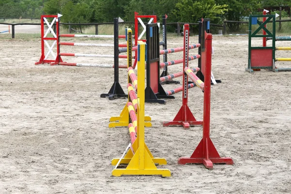 Immagine colorata di show jumping ostacoli presso l'arena salto spettacolo — Foto Stock