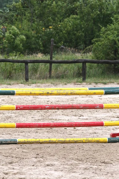 Obstacles pour les coureurs sur fond vert naturel — Photo