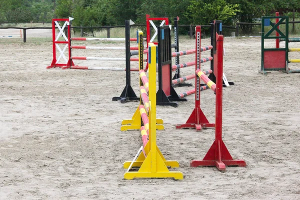 Alte Retro-Holzbarrieren auf dem Boden für springende Pferde und Reiter — Stockfoto