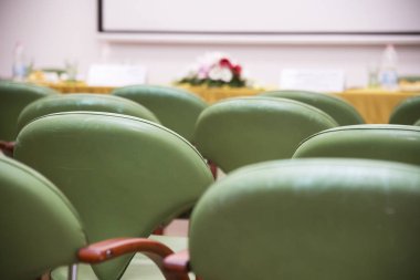 Konferans Koltukları satırındaki iş odasında arkadan boş