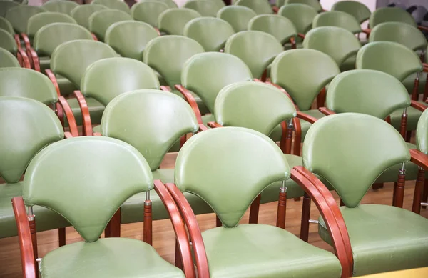Sedie per conferenze vuote in fila in una sala business — Foto Stock