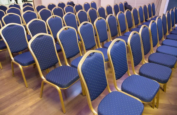 Пустые стулья для конференций в бизнес-зале — стоковое фото