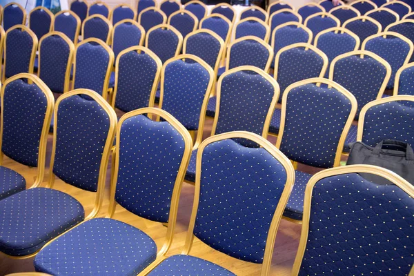 Filas de asientos azules vacíos en la sala de eventos desconocida —  Fotos de Stock