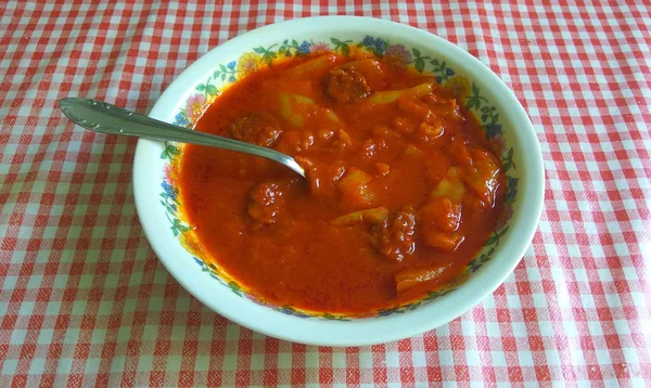 Plato de verduras húngaro tradicional cocinado en el nombre del horno es lecso — Foto de Stock