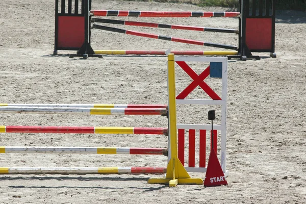 Barreiras de madeira coloridas no chão para pular cavalos e cavaleiros — Fotografia de Stock