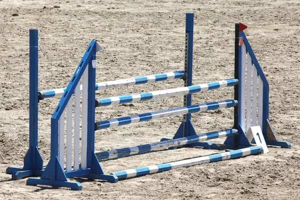 Springschranken am Boden warten auf Reiter und Pferd — Stockfoto