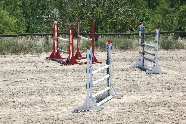 Díjugrató akadályok a földön várja lovas és a ló — Stock Fotó