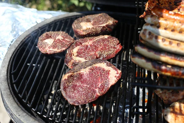 酢漬け牛肉ステーキのお肉。分配された肉。生の新鮮な meat.portioned — ストック写真