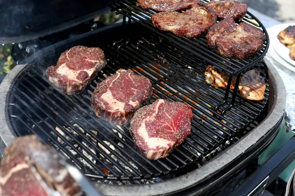 前に新鮮な生ロース肉のグリル。調理のステーキ グリル — ストック写真