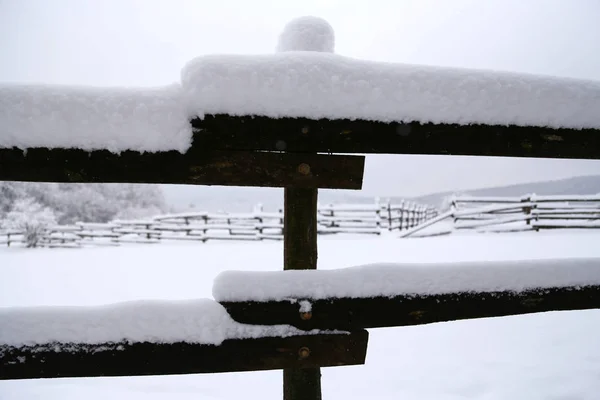 Extremo perto da cerca de curral de inverno — Fotografia de Stock