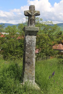 Ortaçağ taş haçında İsa heykeli 