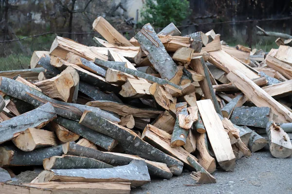 Frisch geschnittenes Brennholz — Stockfoto