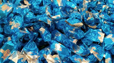 Bir yığın Macar Noel tatlılığı çeşitli şekillerde paketlenmiş. 