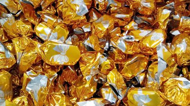 Bir yığın Macar Noel tatlılığı çeşitli şekillerde paketlenmiş. 