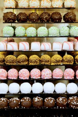 Kule, piramit ve çörekler tatlı tatlı masasında.