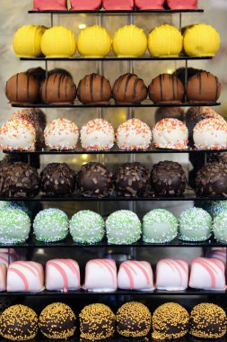 Rengarenk tatlılar piramidi. Tatilde tatlılar