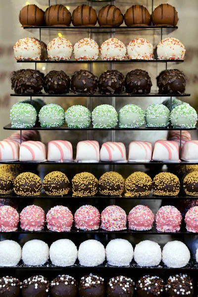 Torre o pirámide y cupcakes en mesa de postre dulce —  Fotos de Stock