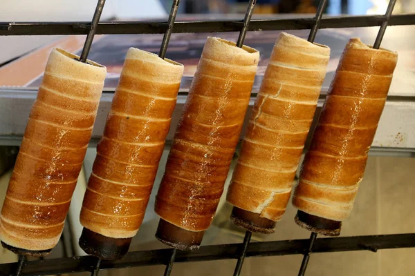 O nome tradicional húngaro do bolo de cuspo doce é kurtos kalacs — Fotografia de Stock