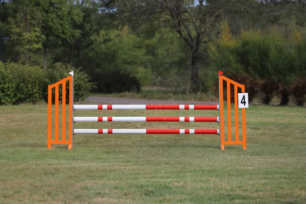 Bunte Barrieren am Boden für Springpferde und Reiter — Stockfoto
