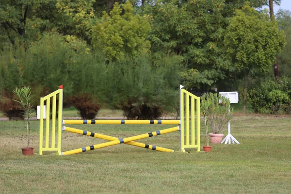 Färgglada barriärer på marken för hoppning hästar och ryttare — Stockfoto