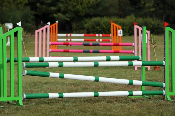 Bunte Barrieren am Boden für Springpferde und Reiter — Stockfoto