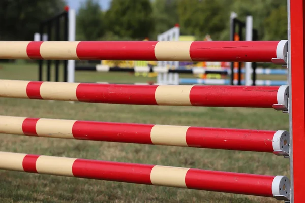 Bunte Barrieren am Boden für Springpferde und Reiter — Stockfoto
