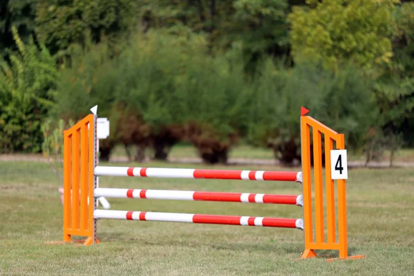 Barriere colorate a terra per saltare cavalli e cavalieri — Foto Stock