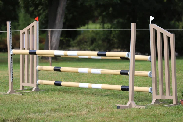 Kleurrijke barrières op de grond voor springpaarden en ruiters — Stockfoto