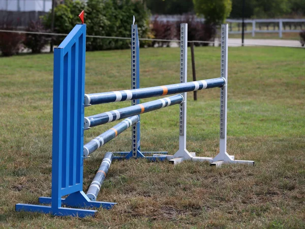 Bunte Barrieren am Boden für Springpferde und Reiter — Stockfoto