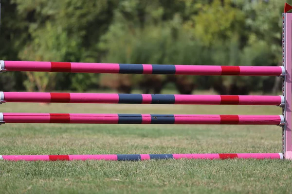 Изображение столбов для конкура на пустом тренировочном поле . — стоковое фото