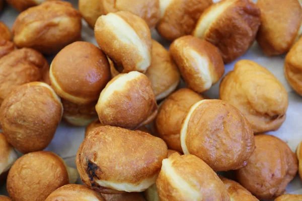 Donuts de carnaval crusty fritos em óleo no evento de anos novos — Fotografia de Stock