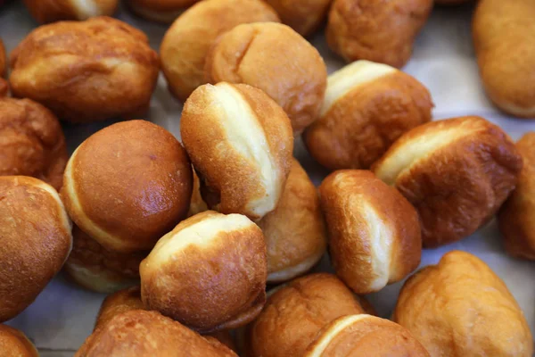 Ciambelle di carnevale croccanti fritte in olio durante evento di anno nuovo — Foto Stock