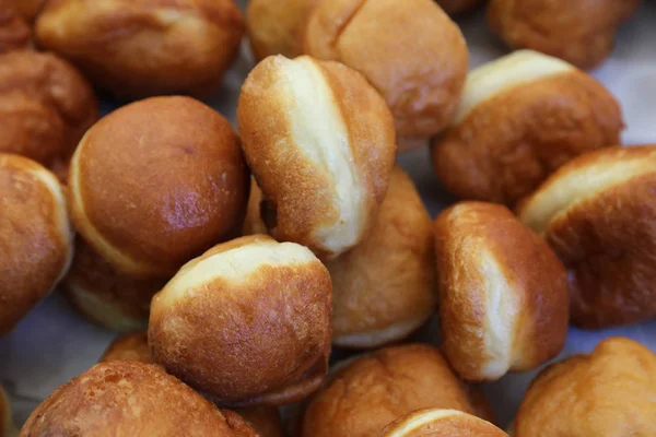 Ciambelle di carnevale croccanti fritte in olio durante evento di anno nuovo — Foto Stock