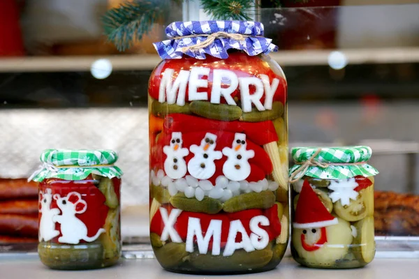 Divertido frasco de verduras en escabeche en un mercado de Navidad húngaro — Foto de Stock