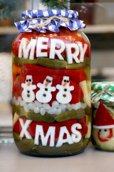 Grappige pot met gepekelde groenten in een hongerige kerstmarkt — Stockfoto